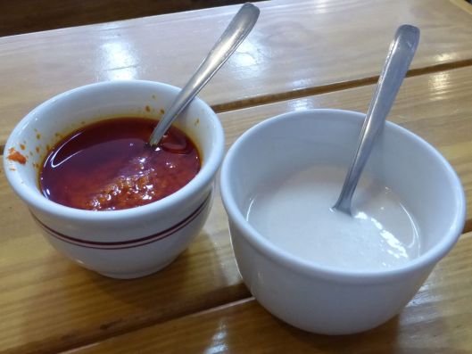 Em cada mesa há dois potinhos: um de pimenta e um de tahina