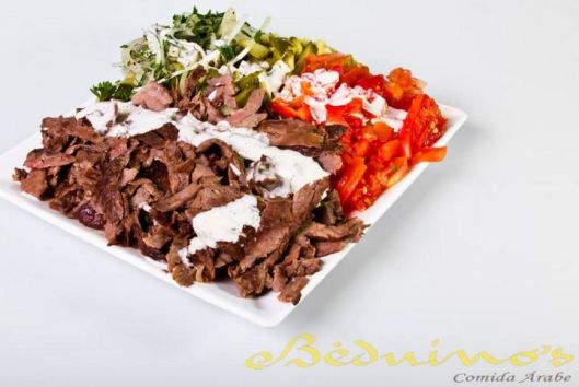 O Beduíno também serve shawarma de carne no prato...