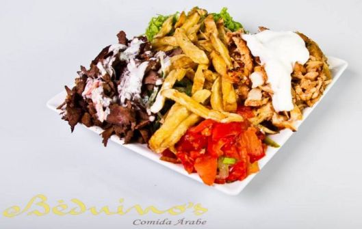 ... e shawarma misto (carne e frango) no prato (fotos reprodução da página do Beduíno no Facebook)