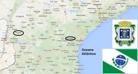 Localização de Cascavel e da capital paranaense, Curitiba, no mapa do Estado, com o brasão de Cascavel e a bandeira do Paraná (© Google Maps)